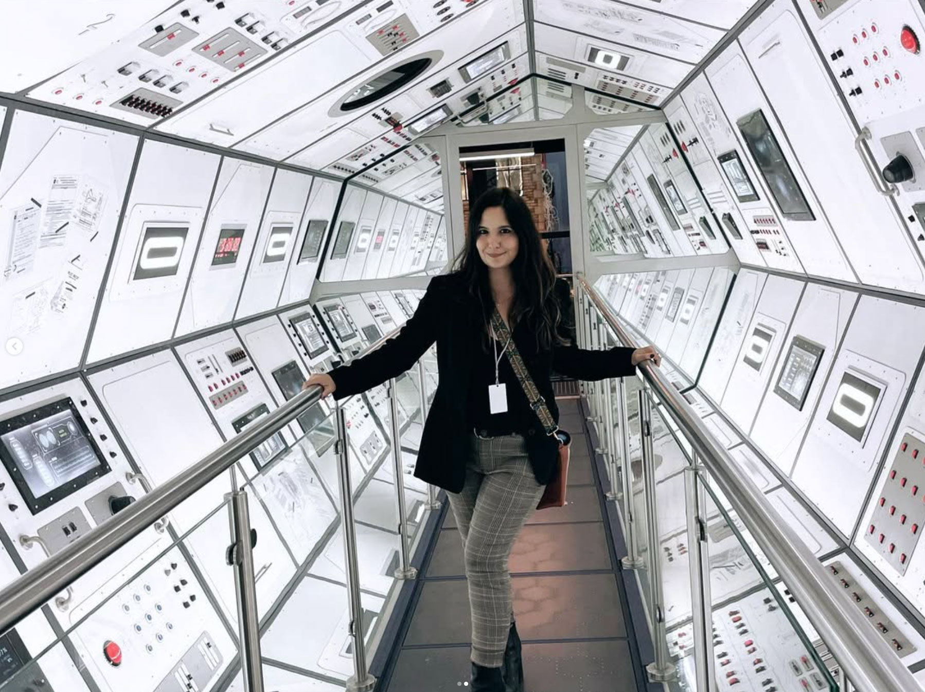 Pam Elizalde en un pasillo blanco futurista
