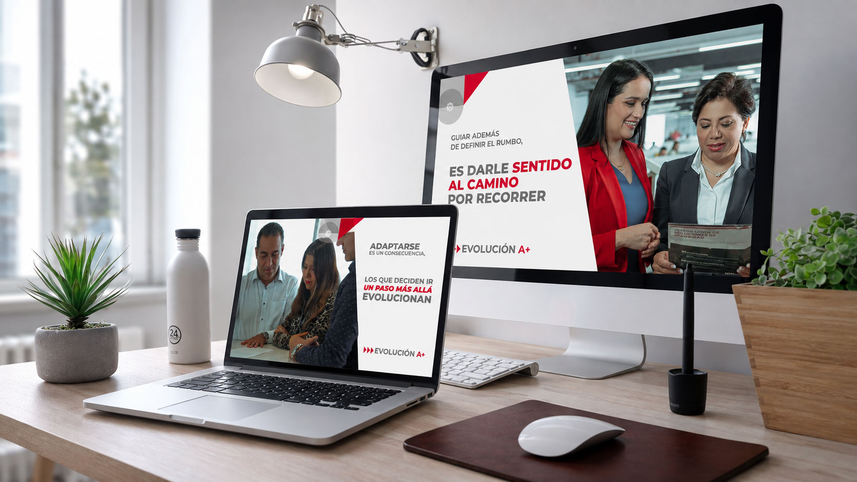 Computadora de escritorio y laptop con piezas de Evolución A+ y el mensaje "Es darle sentido al camino por recorrer"