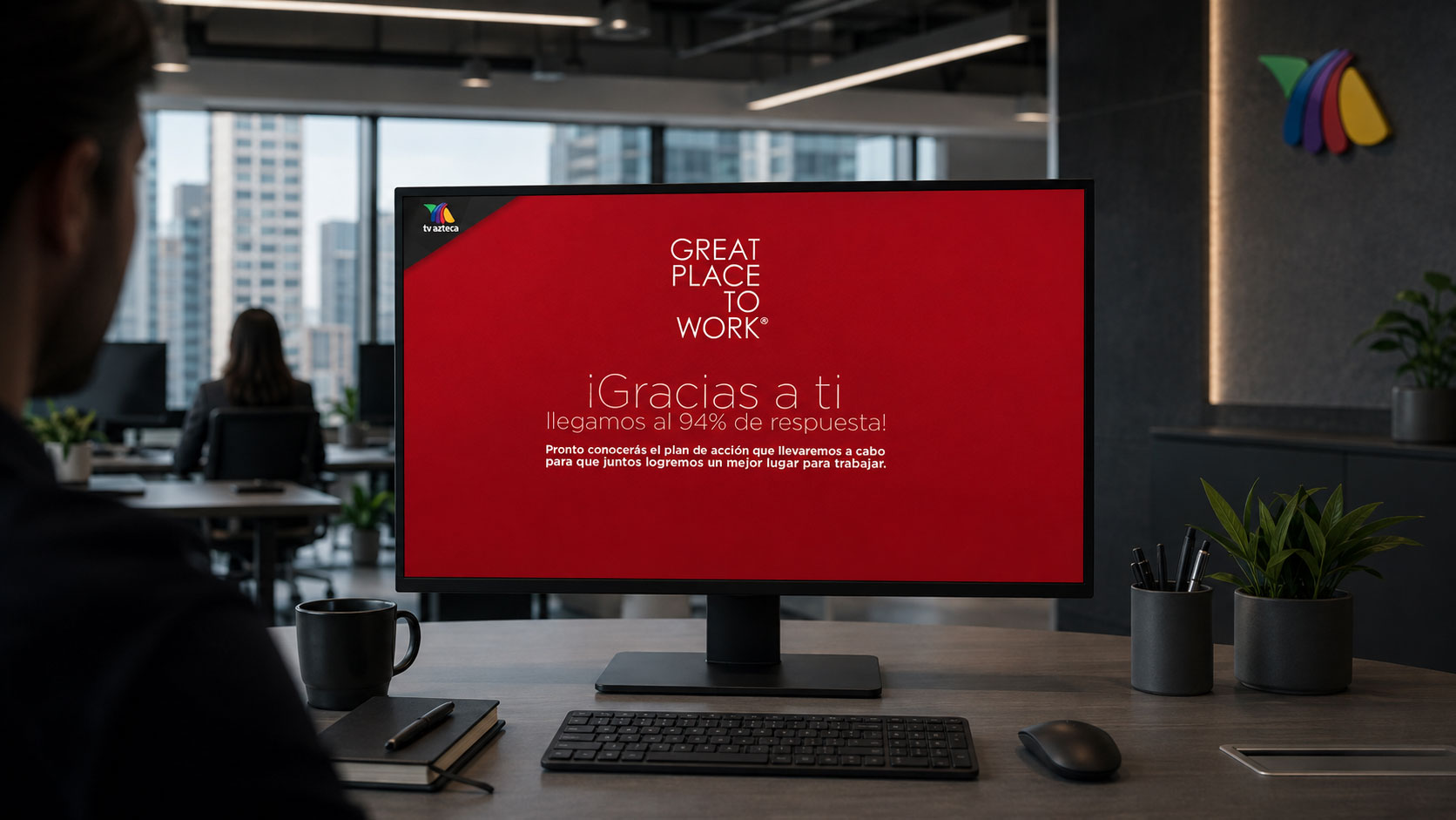 Monitor de escritorio con el mensaje "¡Gracias a ti llegamos al 94% de respuesta!" y el logo de TV Azteca