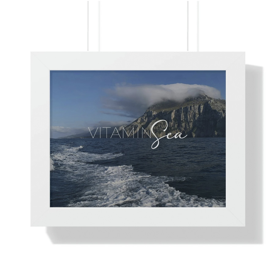 Lámina enmarcada de una escena de mar con un acantilado y olas, con las palabras «Vitamin Sea» encima