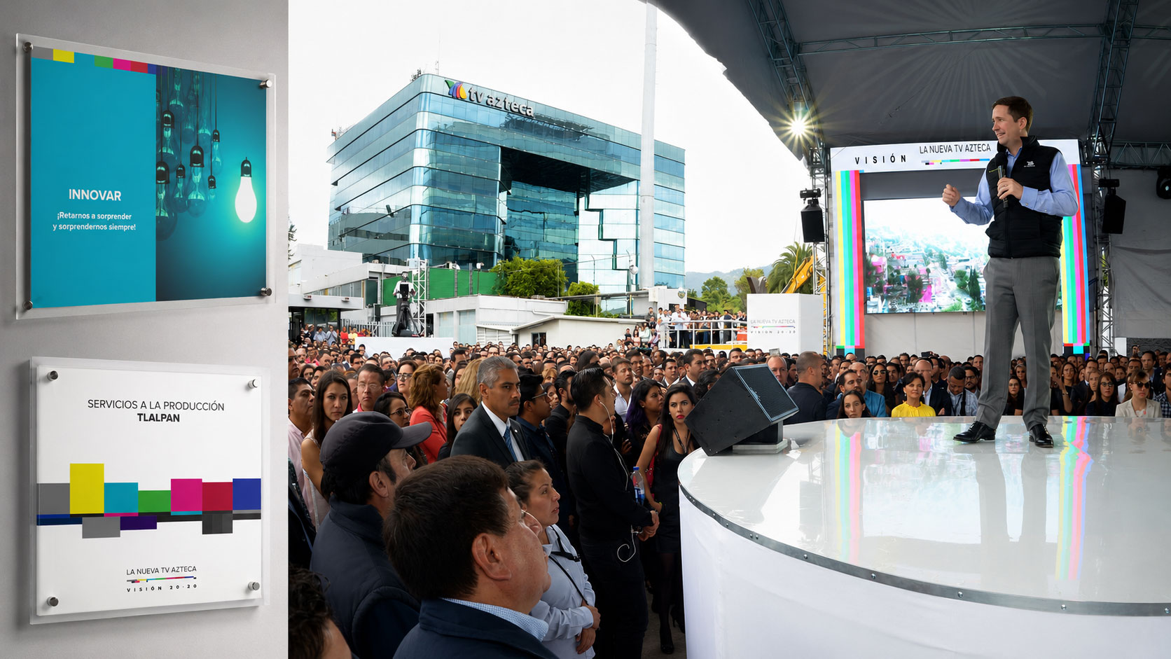Collage con placas de acrílico de Visión 20·20 ("Innovar" y "Servicios a la producción Tlalpan") y un directivo hablando ante una multitud frente al edificio de TV Azteca