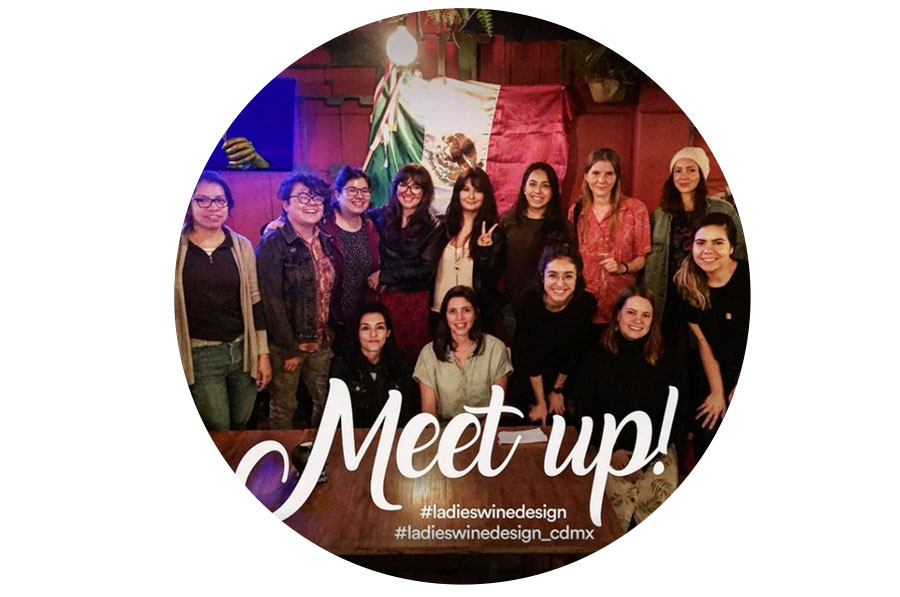 Grupo de mujeres posando juntas en un marco circular con el texto «Meet up!» y los hashtags #ladieswinedesign y #ladieswinedesign_cdmx