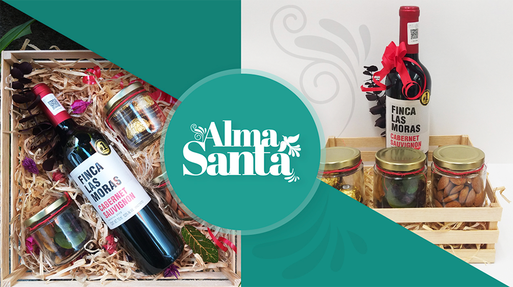 Caja de madera de regalo de Alma Santa con vino y frascos junto al sello redondo del logo