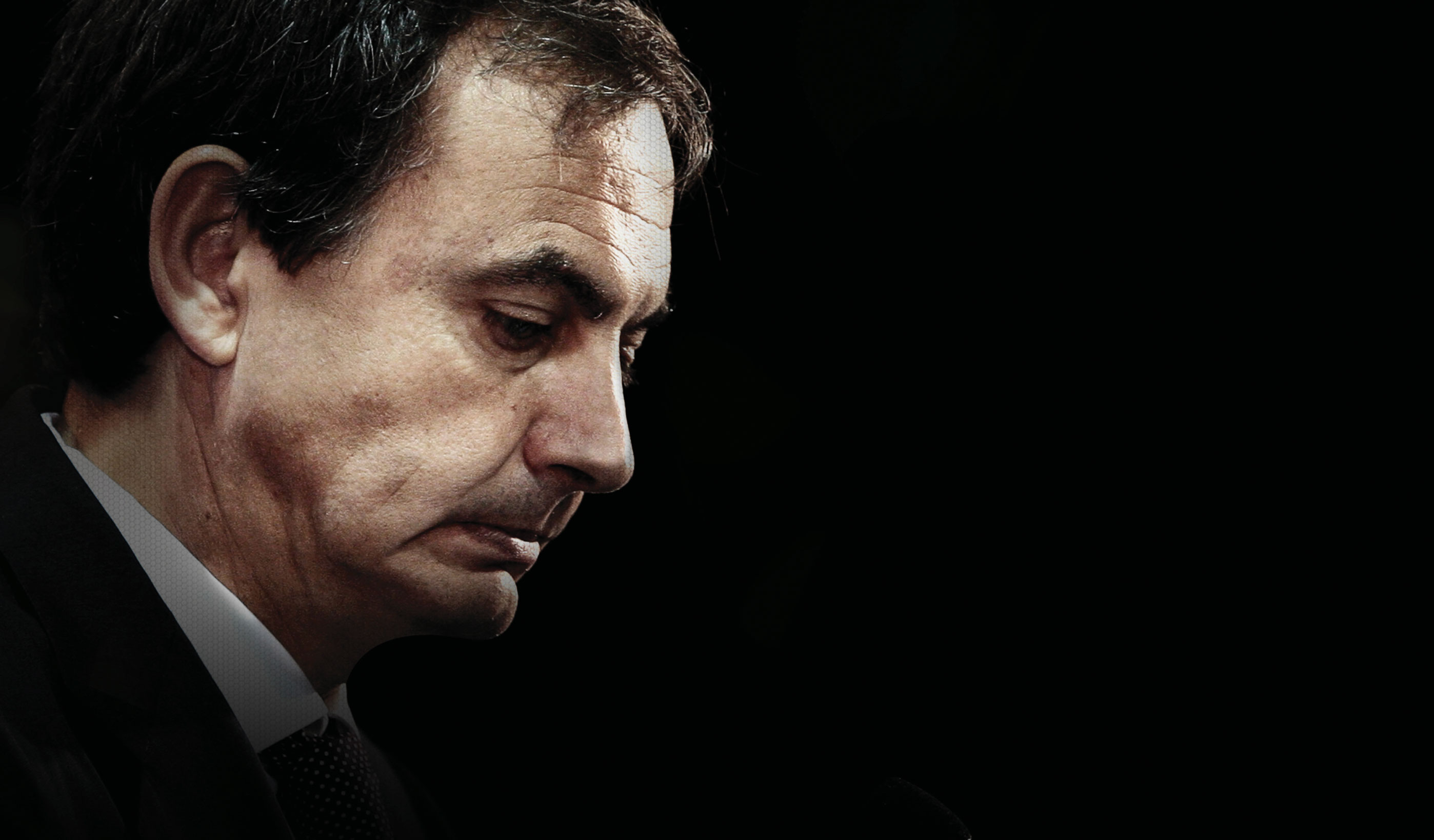 Retrato de perfil de un hombre de traje sobre fondo negro