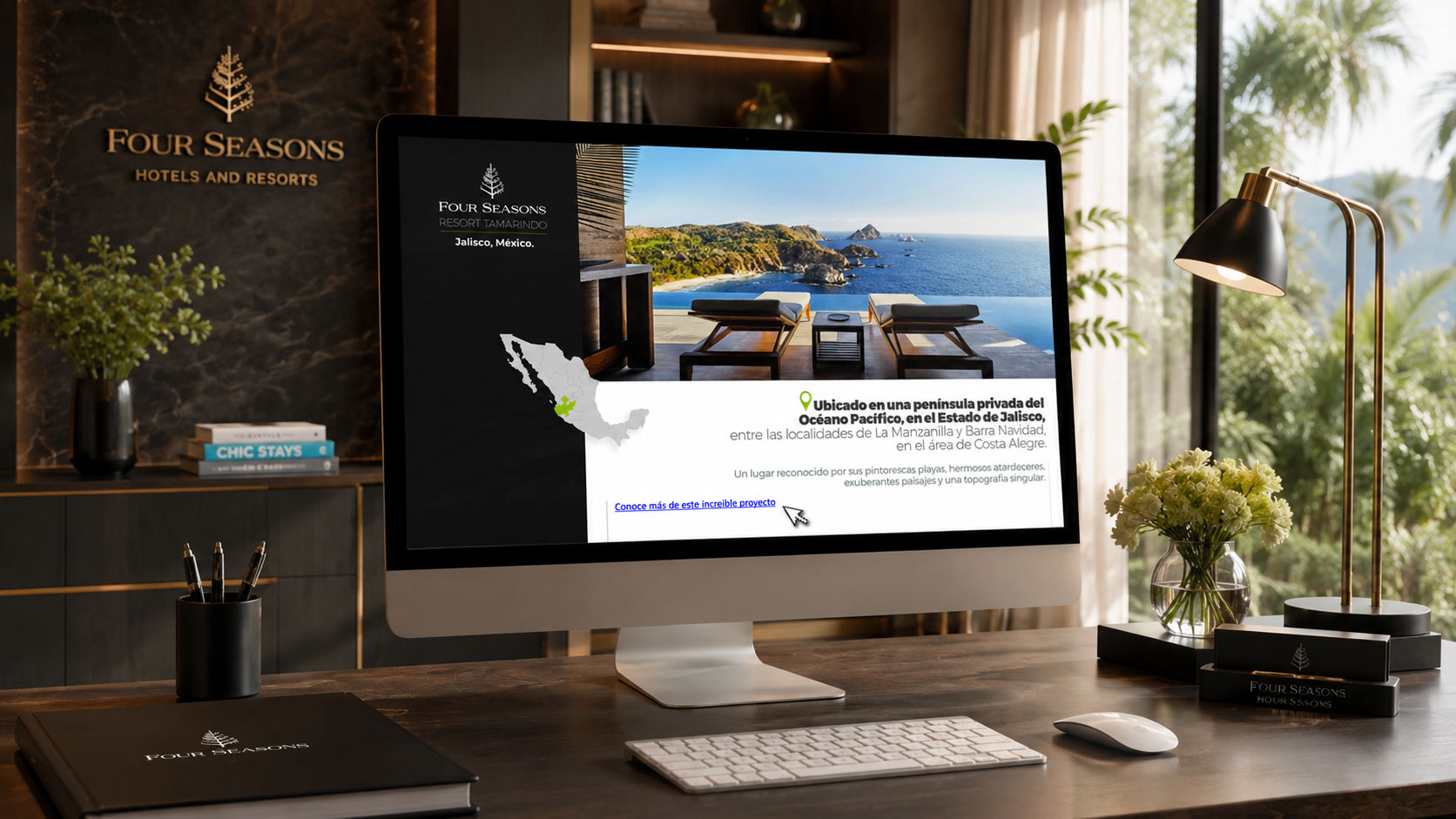 Monitor de escritorio sobre un escritorio de estilo hotelero con la página de bienvenida de Four Seasons Tamarindo, una vista de la playa y un mapa de México