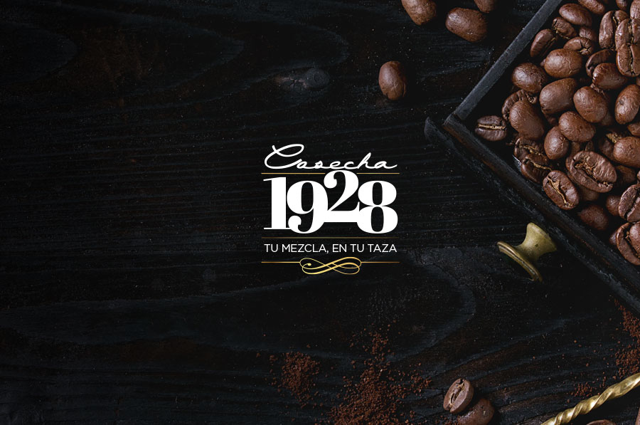 Logo de Cosecha 1928 y lema "Tu mezcla, en tu taza" sobre granos de café en una superficie de madera oscura