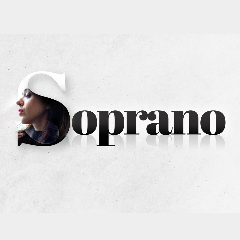 Logotipo Soprano en letras serif negras, con un retrato de perfil de la cantante dentro de la letra S