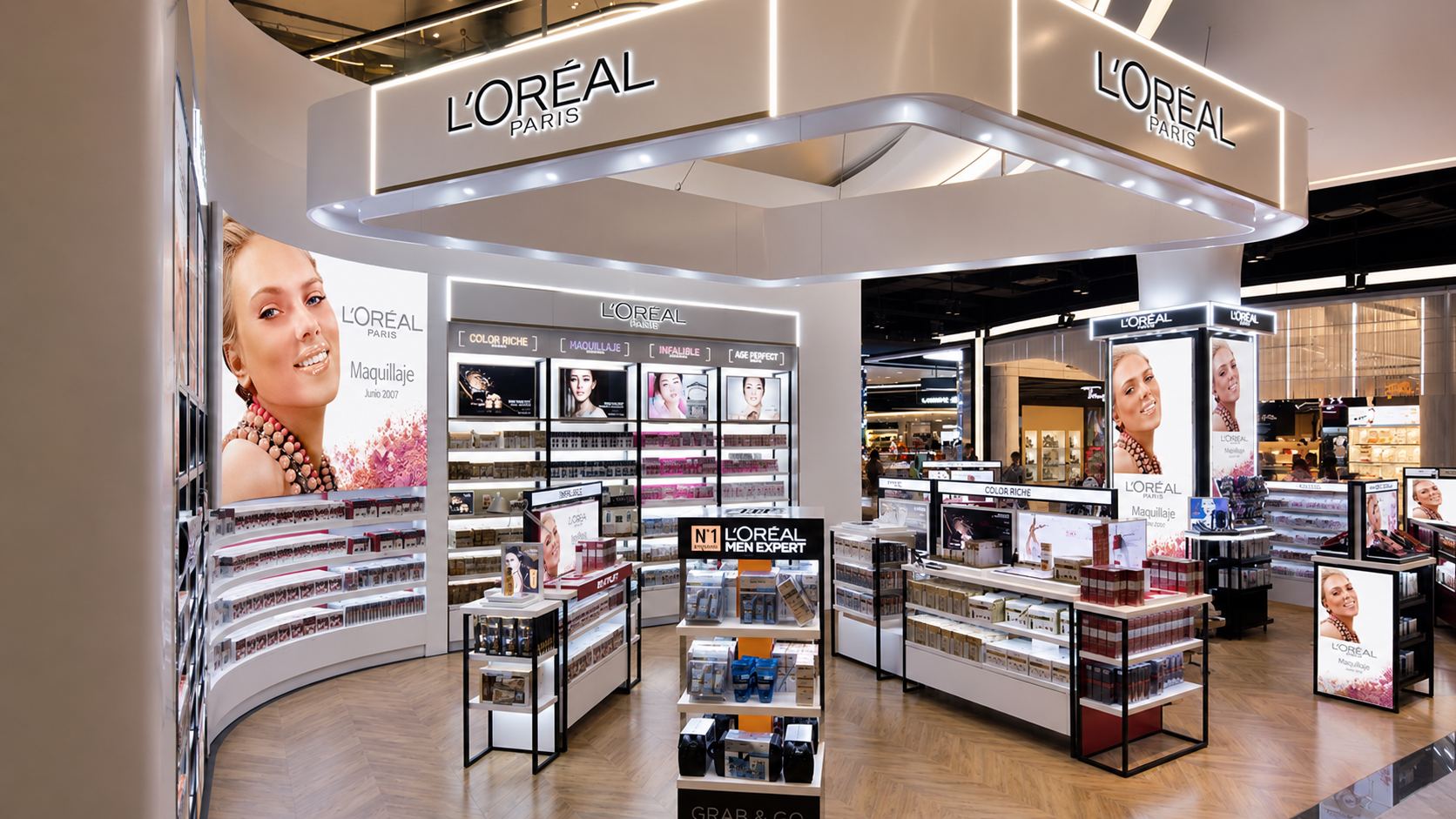 Isla de L’Oréal Paris en una tienda con displays de maquillaje y gráficos de la campaña
