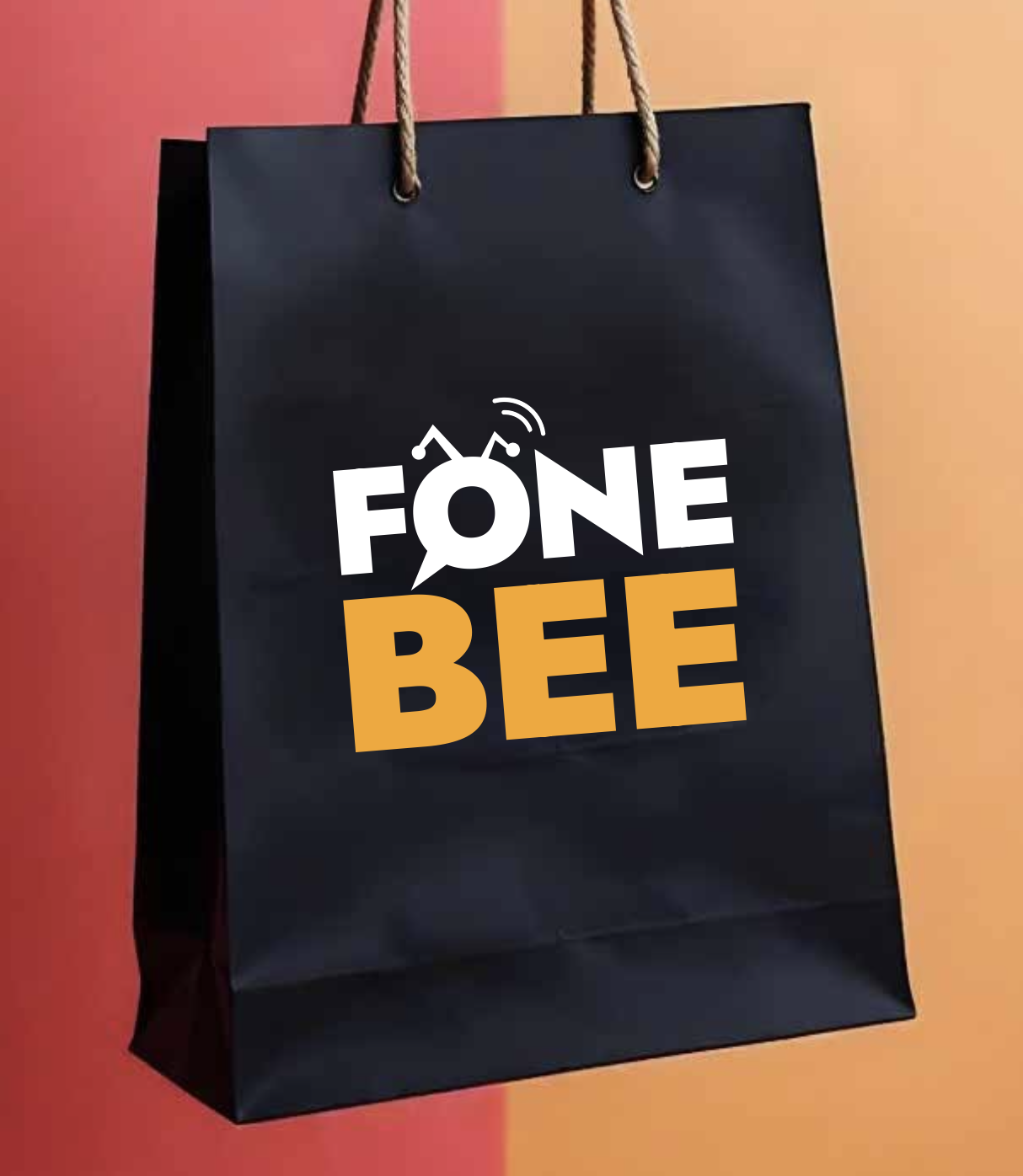 Bolsa negra de compras con el logo de Fonebee sobre un fondo rojo y naranja