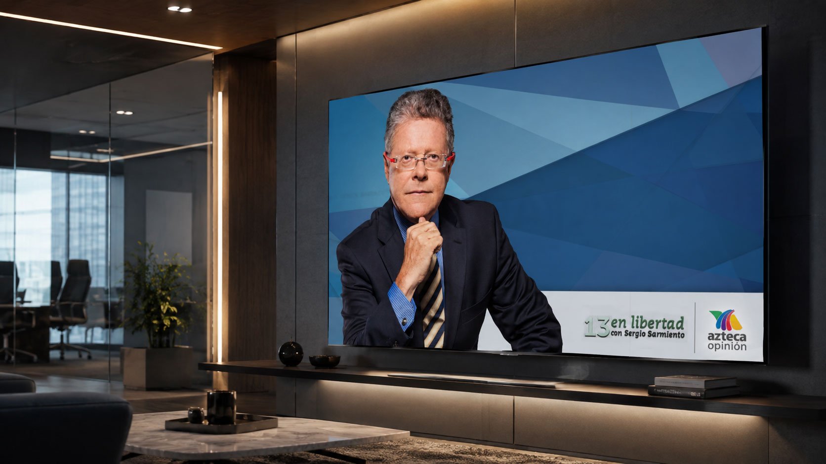 Pantalla de televisión con el gráfico del programa de opinión En libertad y su conductor