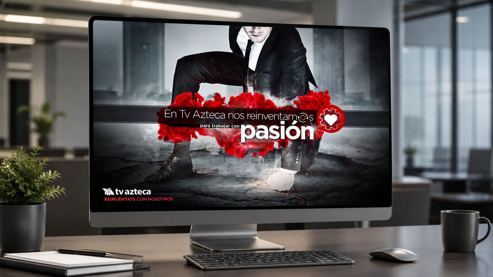 Monitor de escritorio con el mensaje "En TV Azteca nos reinventamos para trabajar con pasión"