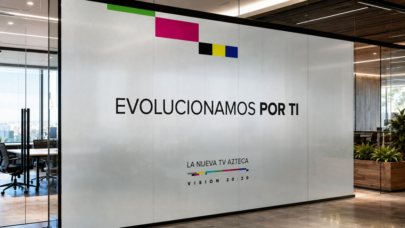 Muro de cristal esmerilado con el mensaje "Evolucionamos por ti" y el sello La nueva TV Azteca Visión 20·20