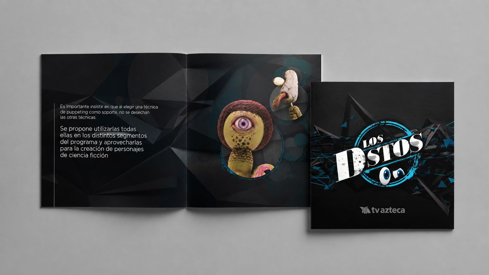 Folleto de presentación abierto con referencias de personajes puppet y su portada con el logotipo de Los Dstos On