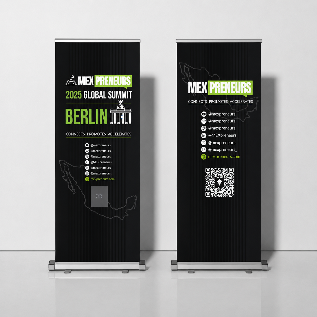 Dos roll-ups de MEXpreneurs para el Global Summit 2025 en Berlín, con usuarios de redes sociales y un código QR