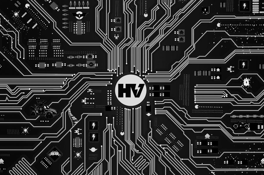Logo de Hyper Voltage en el centro de un patrón de placa de circuitos en blanco y negro