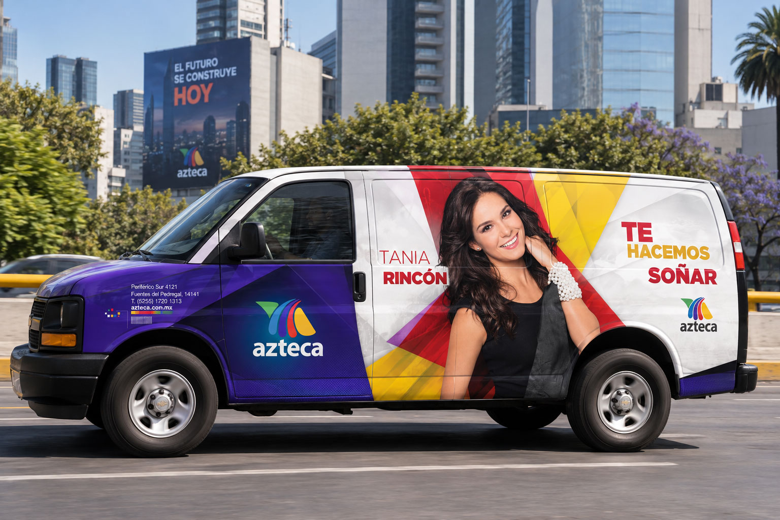 Camioneta rotulada de TV Azteca con el retrato de una actriz y el lema Te hacemos soñar