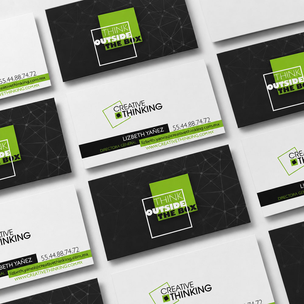 Tarjetas de presentación blancas y negras de Creative Thinking dispuestas en diagonal, con el logotipo y los datos de contacto en verde
