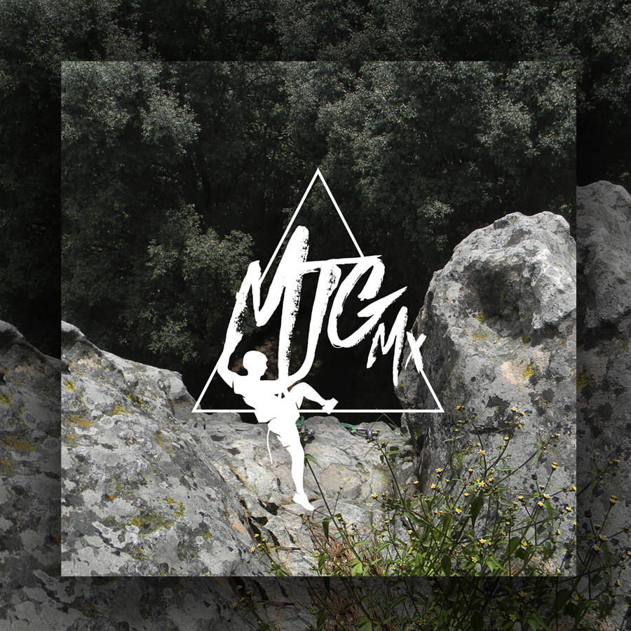 Logo de Montagne MJC Mx, un triángulo con un escalador, sobre una fotografía de rocas y árboles