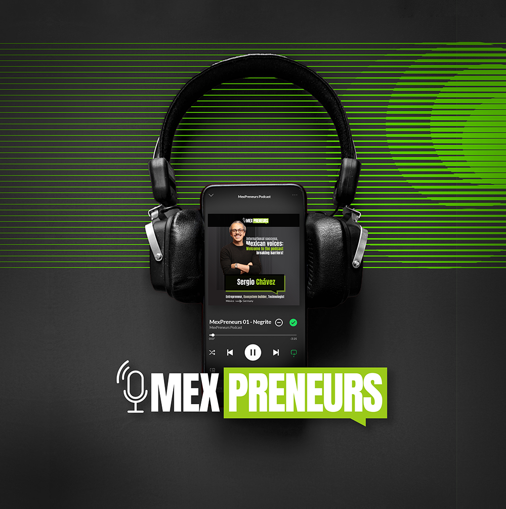 Teléfono reproduciendo el podcast de MEXpreneurs sobre unos audífonos negros, con el logotipo de MEXpreneurs