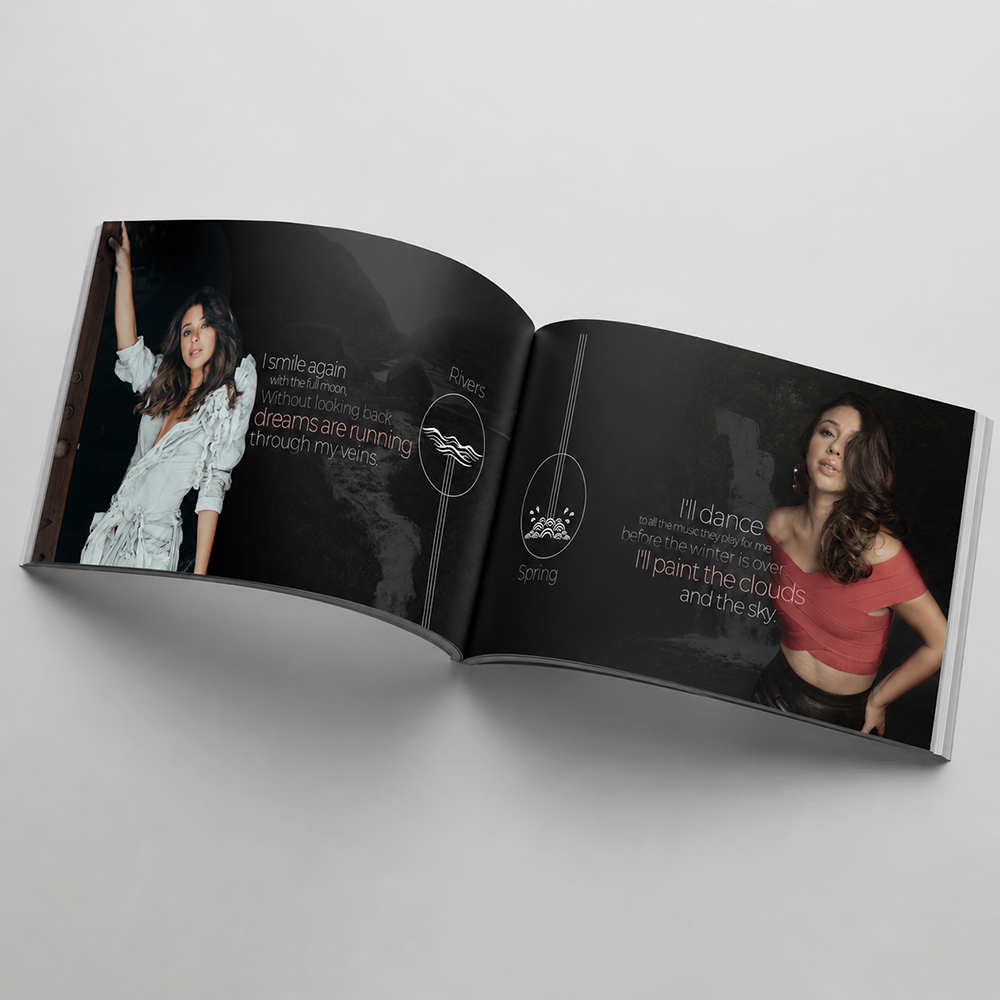 Libro del press kit abierto con fotografías de la cantante y versos del poema "I smile again" e "I’ll dance"