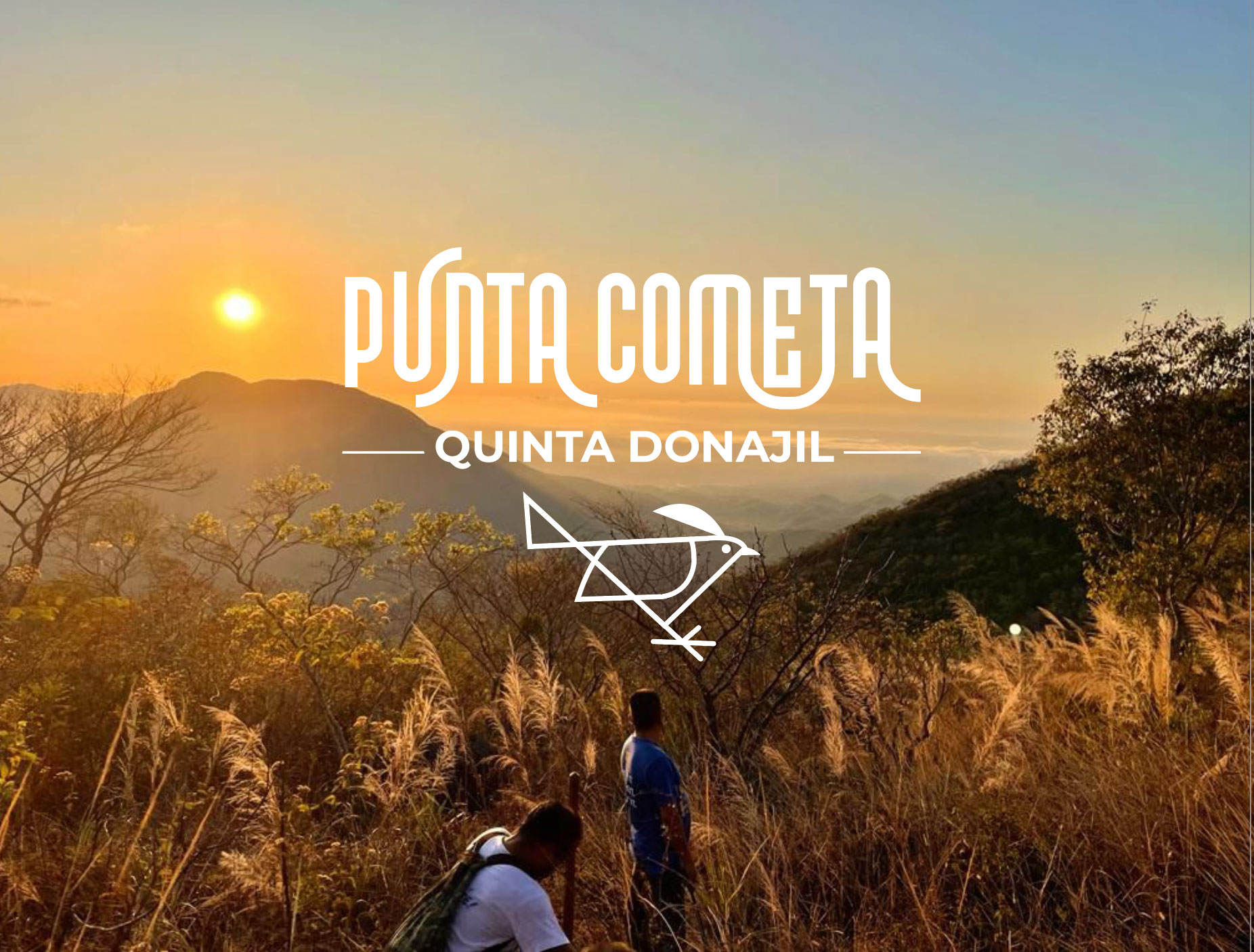 Logotipo de Punta Cometa Quinta Donajil con el ave urraca sobre un paisaje de montaña al amanecer, con dos personas caminando entre el pasto alto