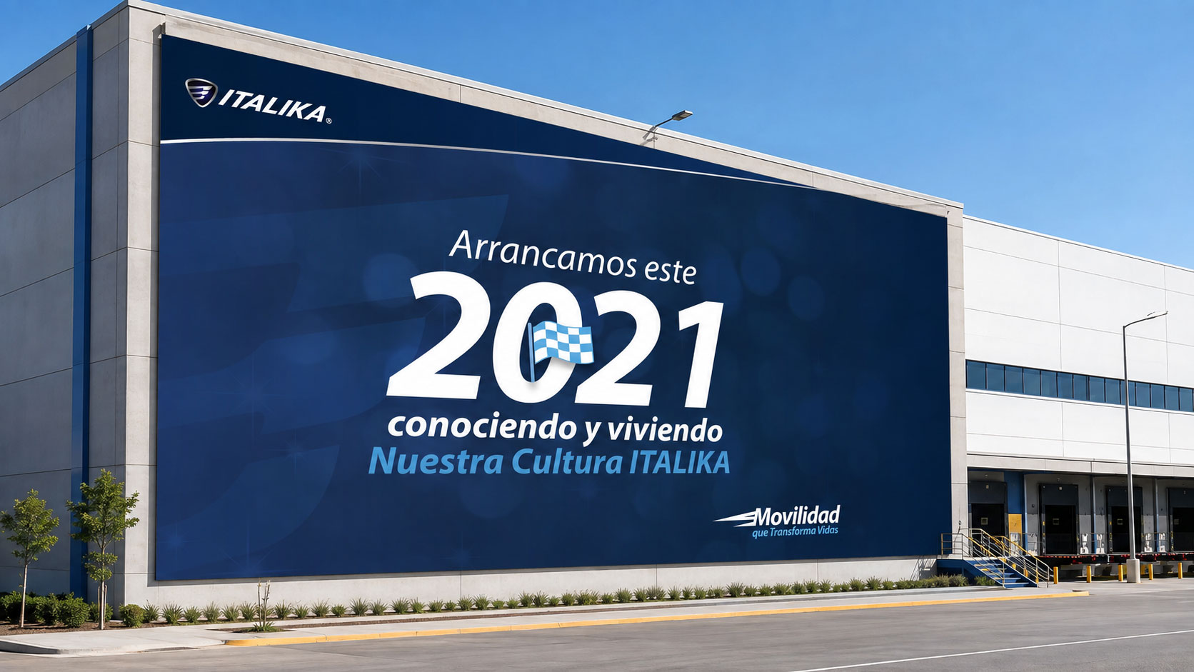 Fachada de un centro de distribución con una gráfica gigante "Arrancamos este 2021 conociendo y viviendo nuestra cultura ITALIKA"