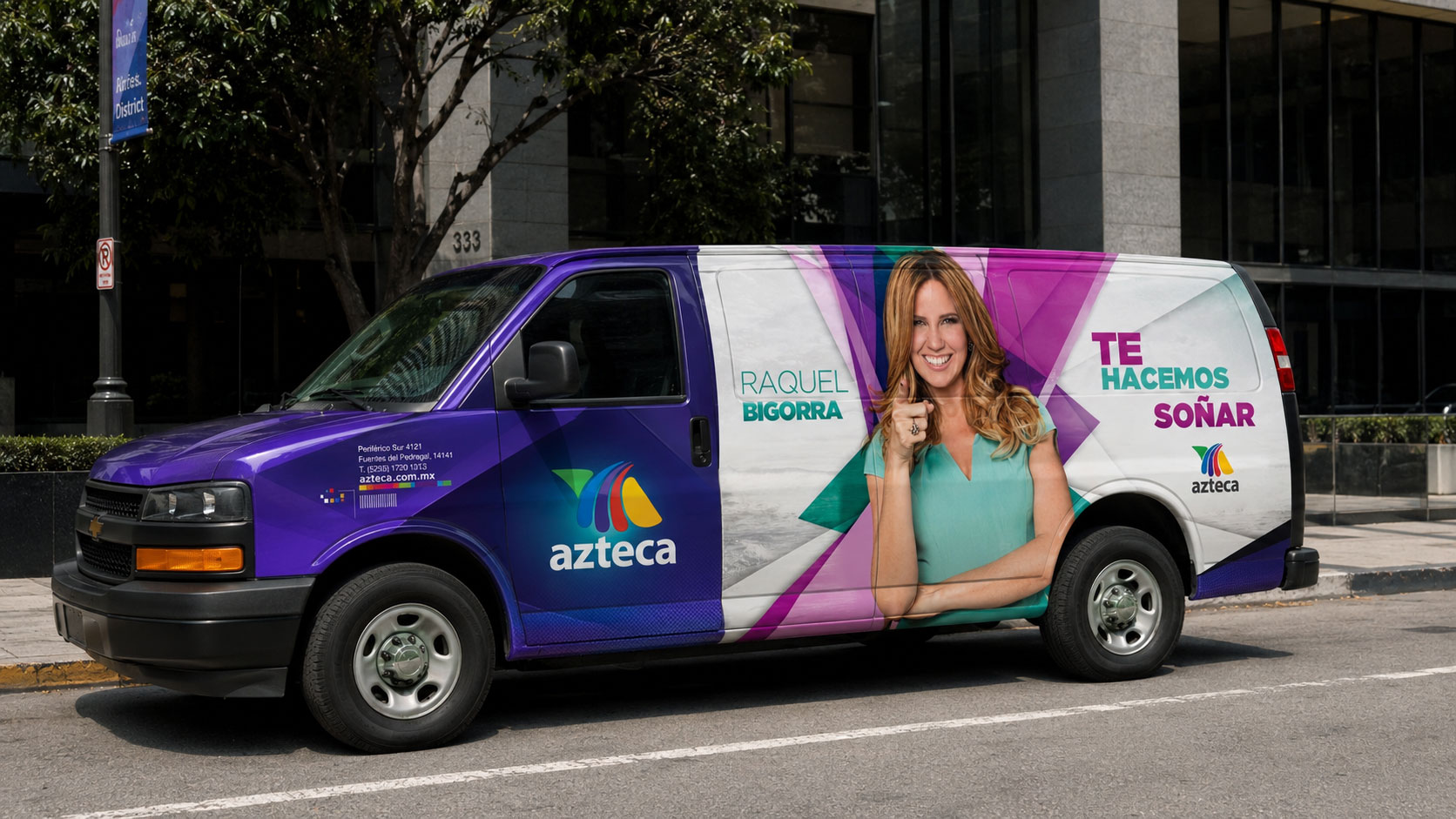 Camioneta rotulada de TV Azteca con el retrato de una conductora
