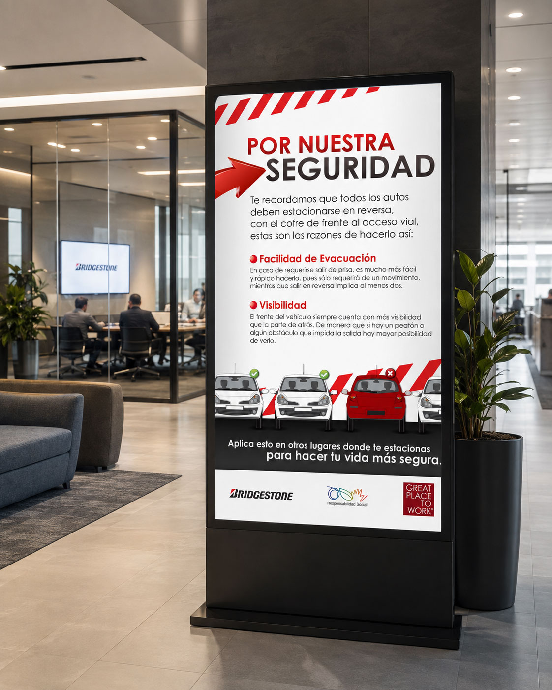 Pantalla vertical en una oficina con un comunicado de seguridad vial de Bridgestone: "Por nuestra seguridad"