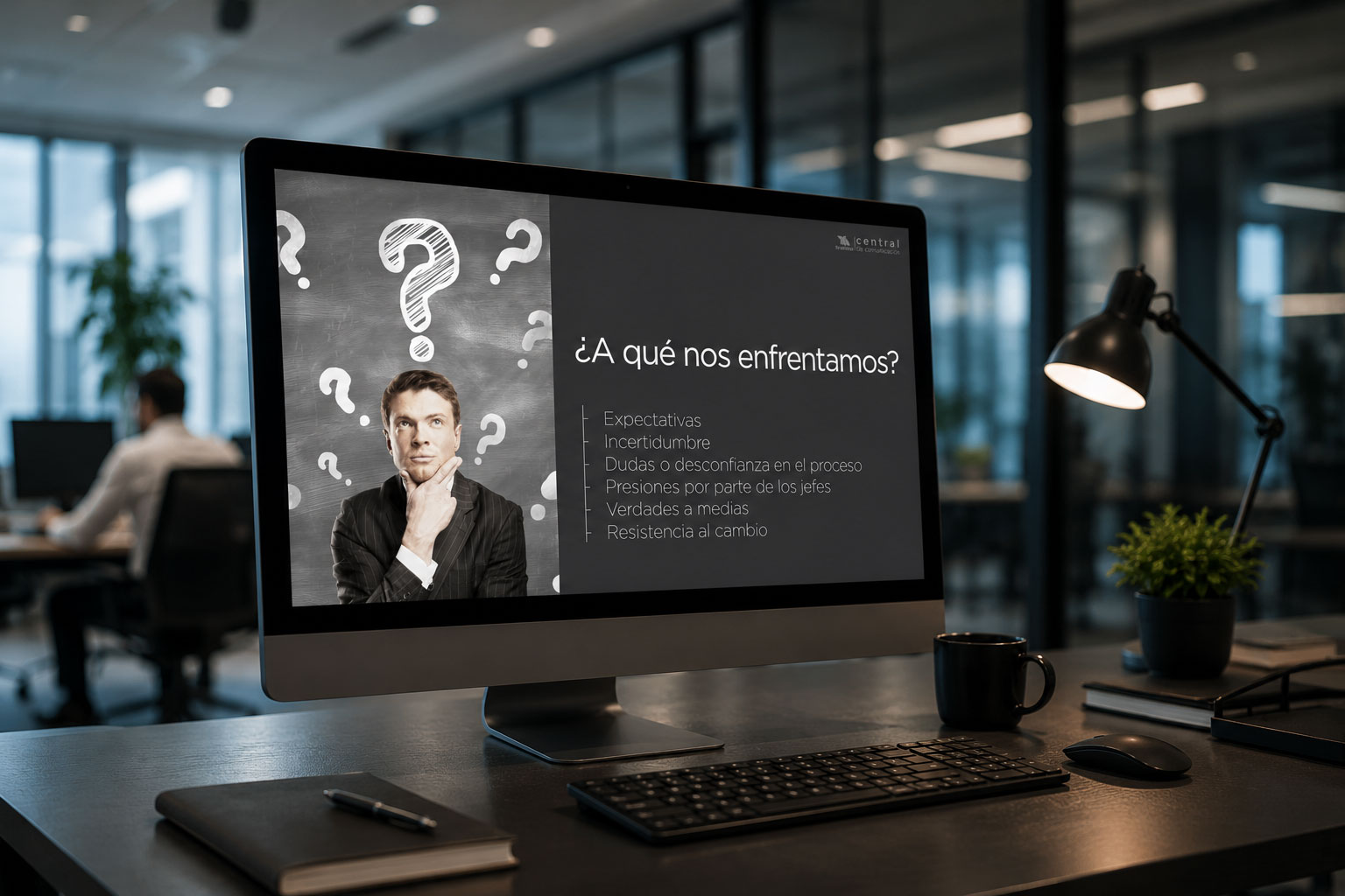 Computadora en una oficina con una lámina "¿A qué nos enfrentamos?" sobre el cambio