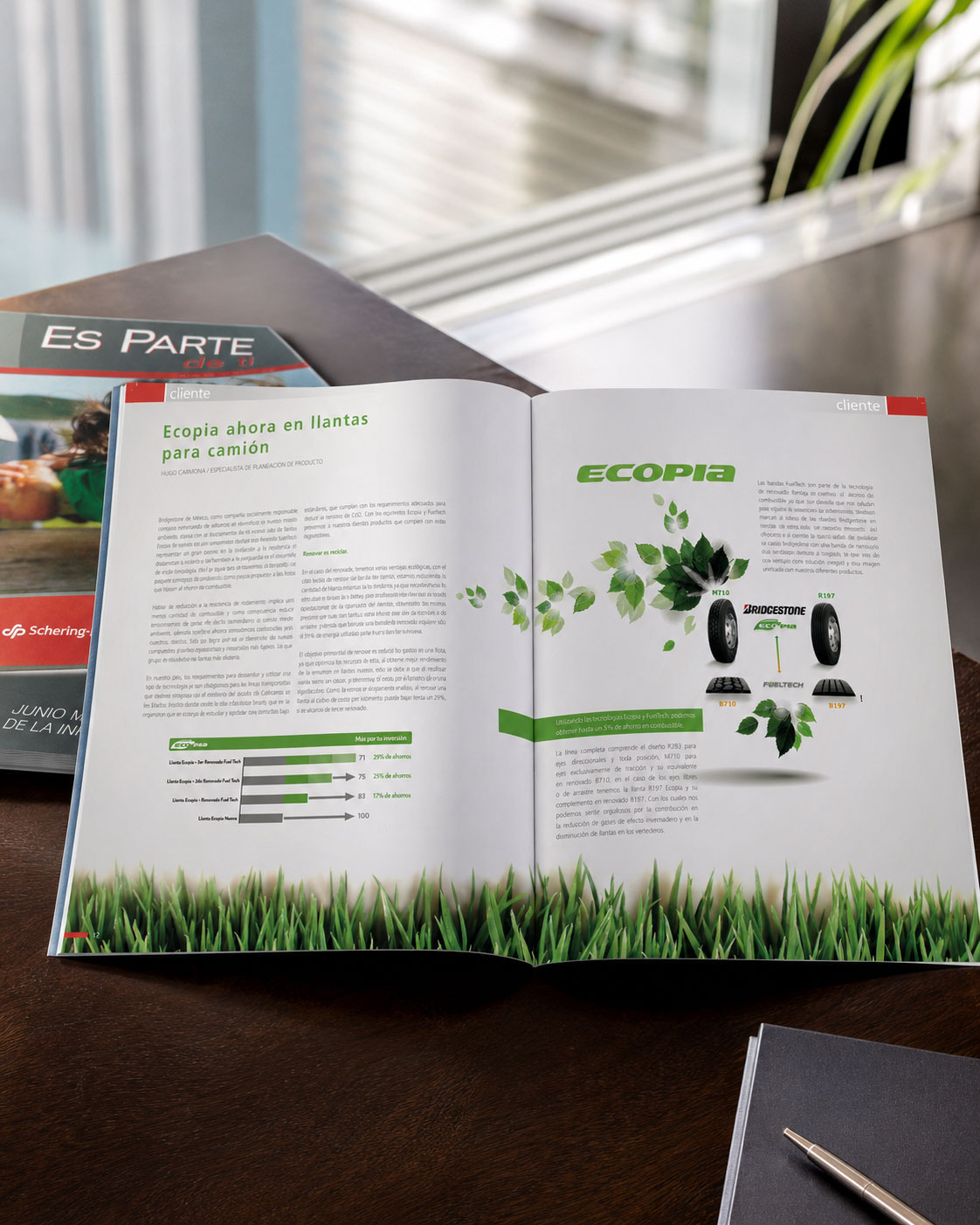 Revista "Es Parte" abierta con un artículo sobre llantas Ecopia sobre un fondo de pasto