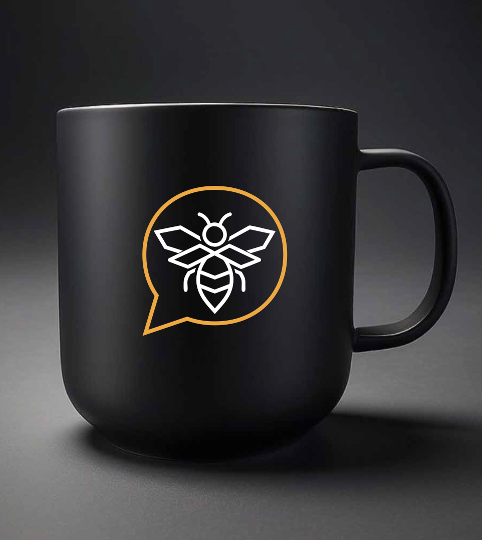 Taza negra con el icono de abeja dentro de un globo de diálogo de Fonebee
