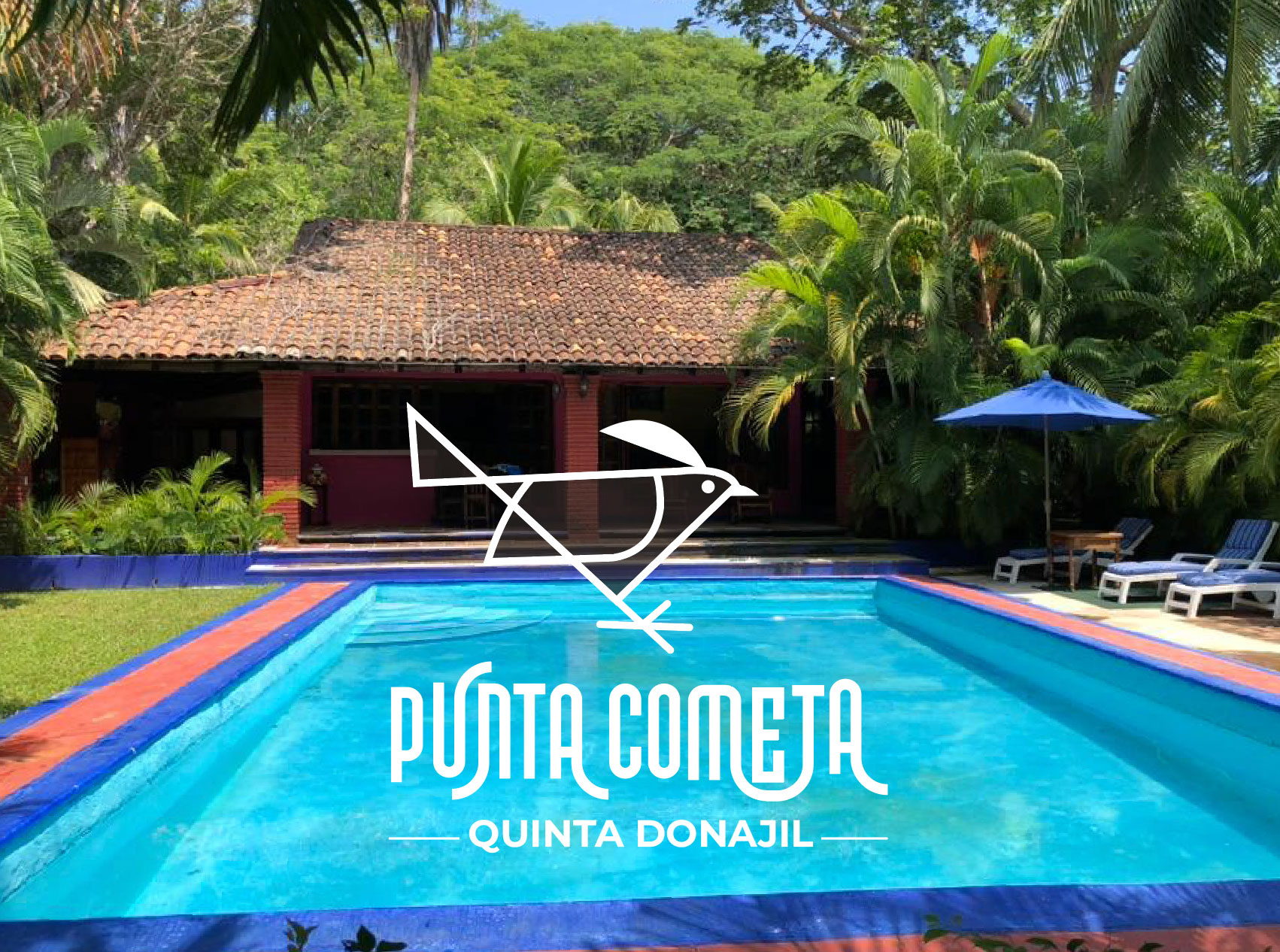 Logotipo de Punta Cometa Quinta Donajil sobre una alberca y una casa tradicional rodeada de palmeras