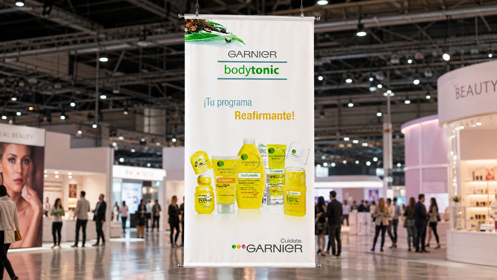 Banner colgante de Garnier Body Tonic en una feria de belleza, con tubos de producto amarillos y el texto «¡Tu programa Reafirmante!»