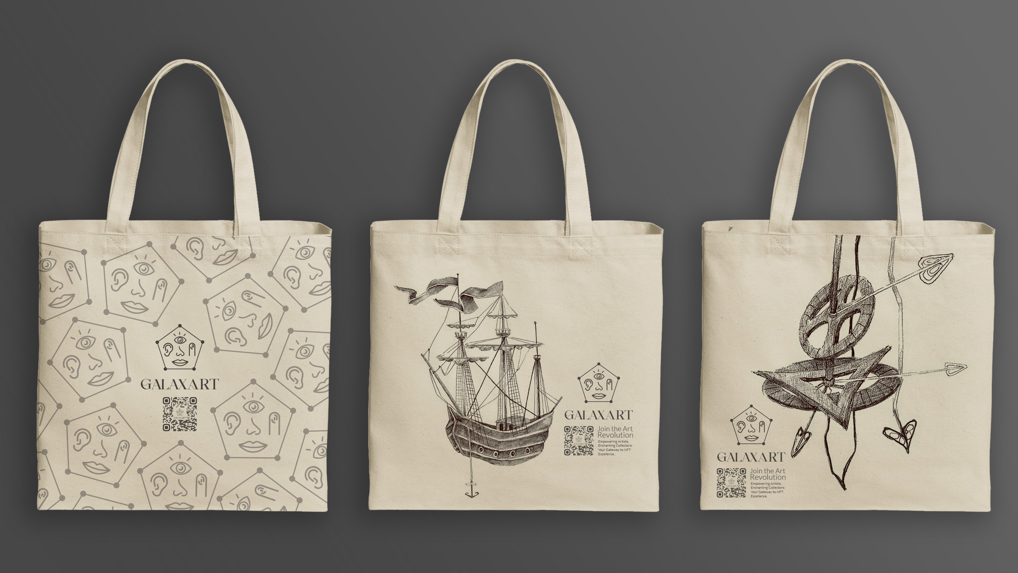 Tres bolsas tote color crema con estampados de Galaxart: un patrón de rostros, el dibujo de un velero y un boceto con una flecha y un corazón