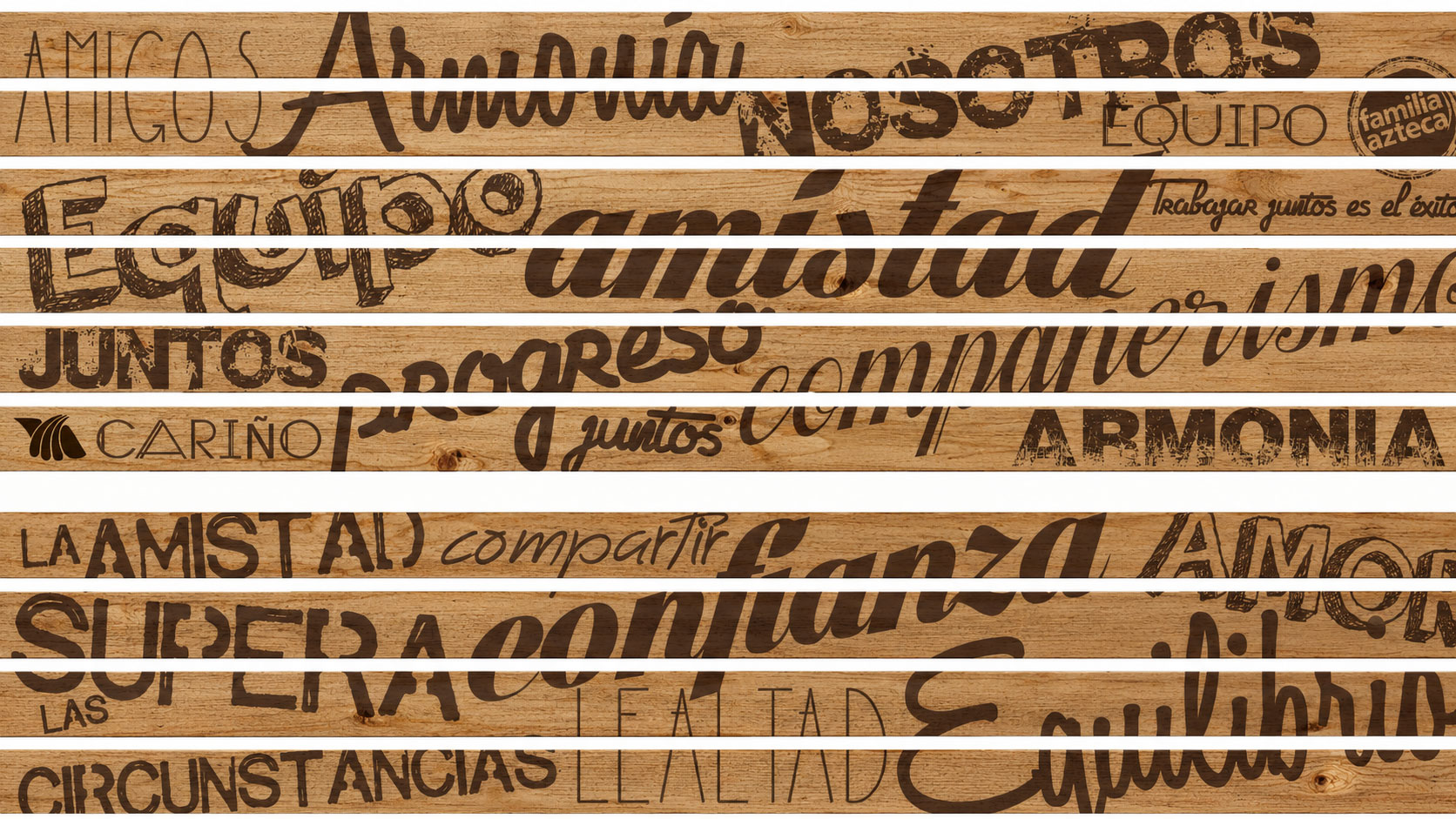 Detalle de las tablas de la banca con frases grabadas como «amistad», «equipo», «juntos» y «confianza» y el logotipo de Familia Azteca