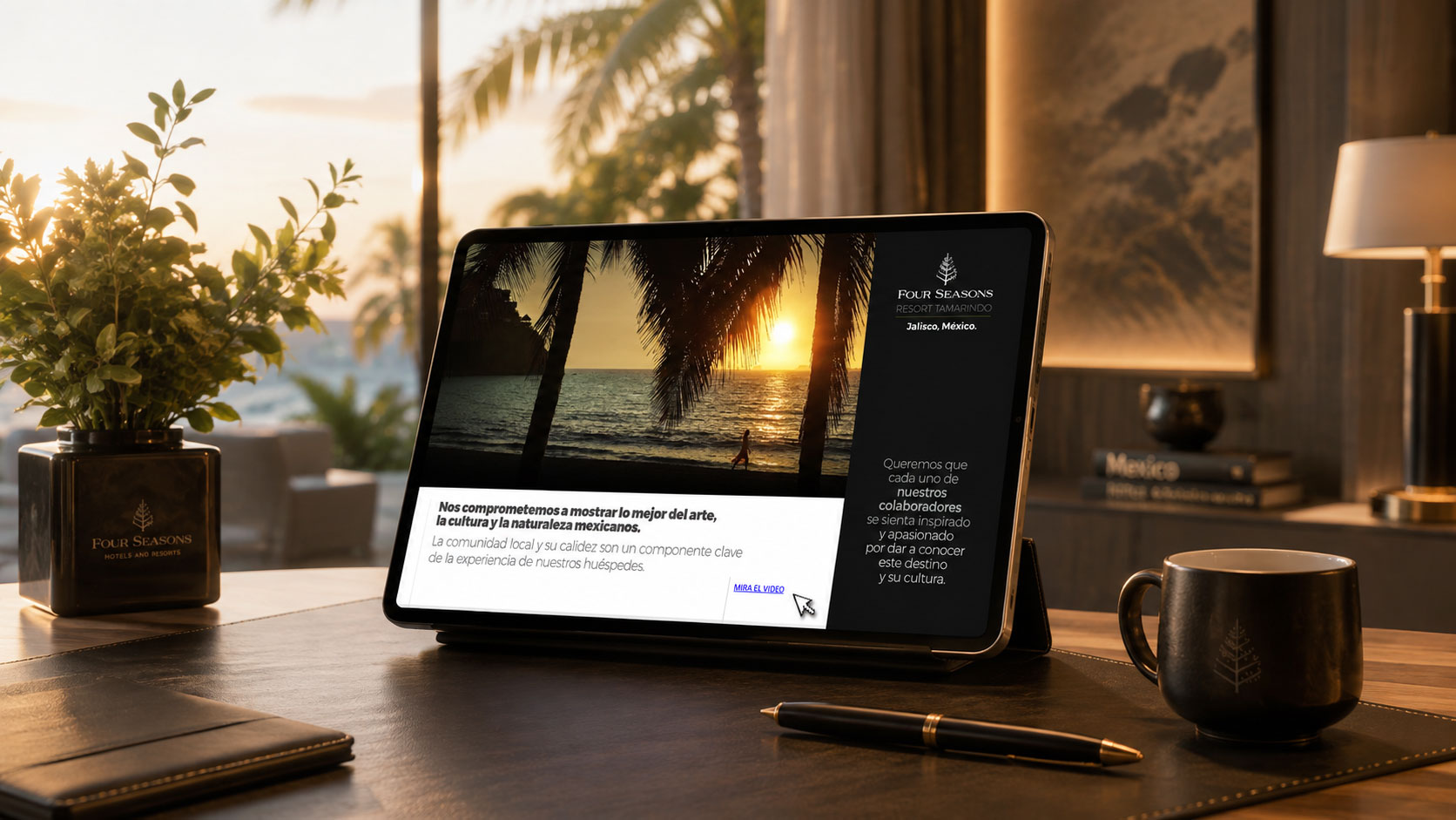 Tableta sobre un escritorio de madera con la página de bienvenida de Four Seasons sobre una playa al atardecer con palmeras