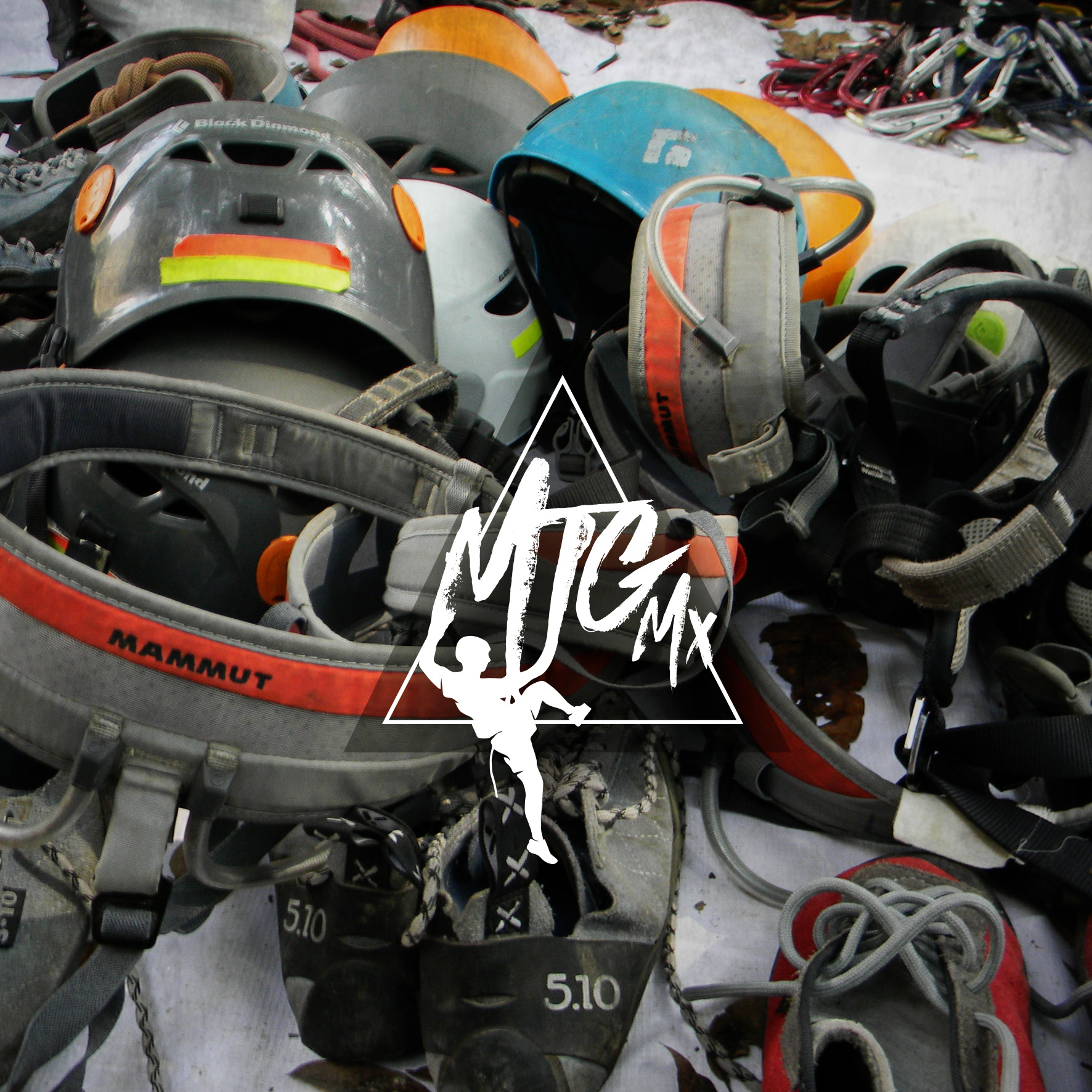 Montón de cascos, arneses y zapatos de escalada con el logo de Montagne MJC Mx encima