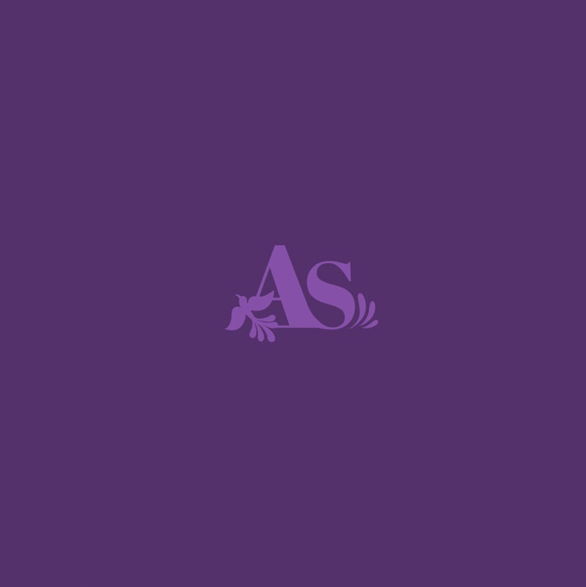 Monograma "AS" de Alma Santa sobre fondo morado