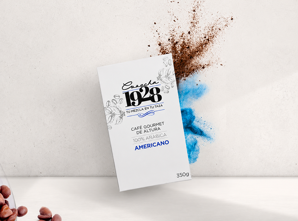 Paquete blanco de café Americano de Cosecha 1928 con una salpicadura de café molido y polvo azul