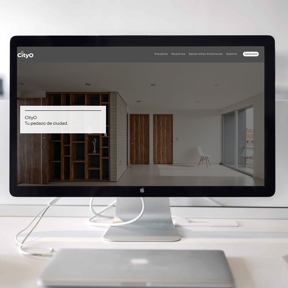 Monitor que muestra el sitio web de City-O con el interior de un departamento