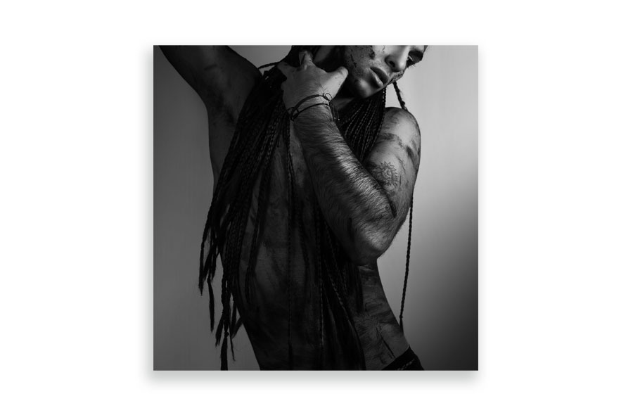 Arte del sencillo "Pose" en blanco y negro con el retrato de un artista con trenzas y tatuajes