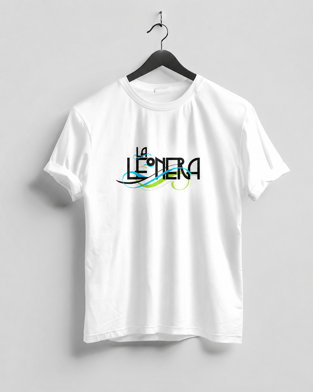 Playera blanca en un gancho con el logo de La Leonera