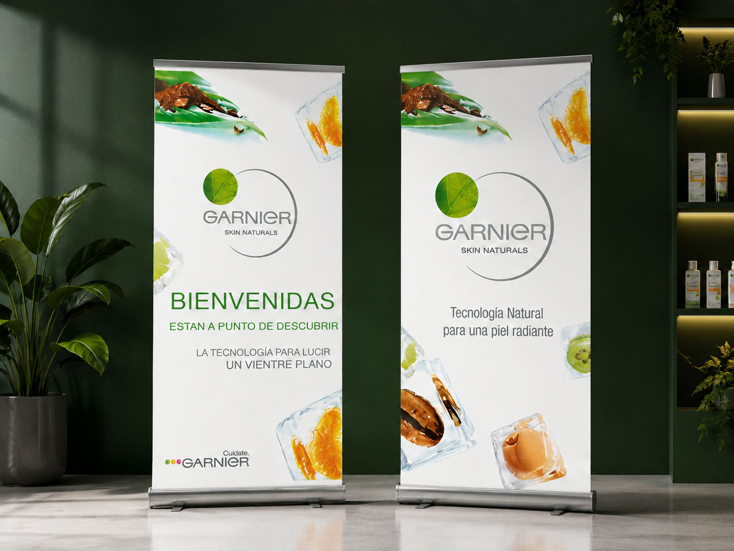 Dos roll-ups de Garnier sobre una pared verde: uno de bienvenida «BIENVENIDAS» y otro con «Tecnología Natural para una piel radiante»