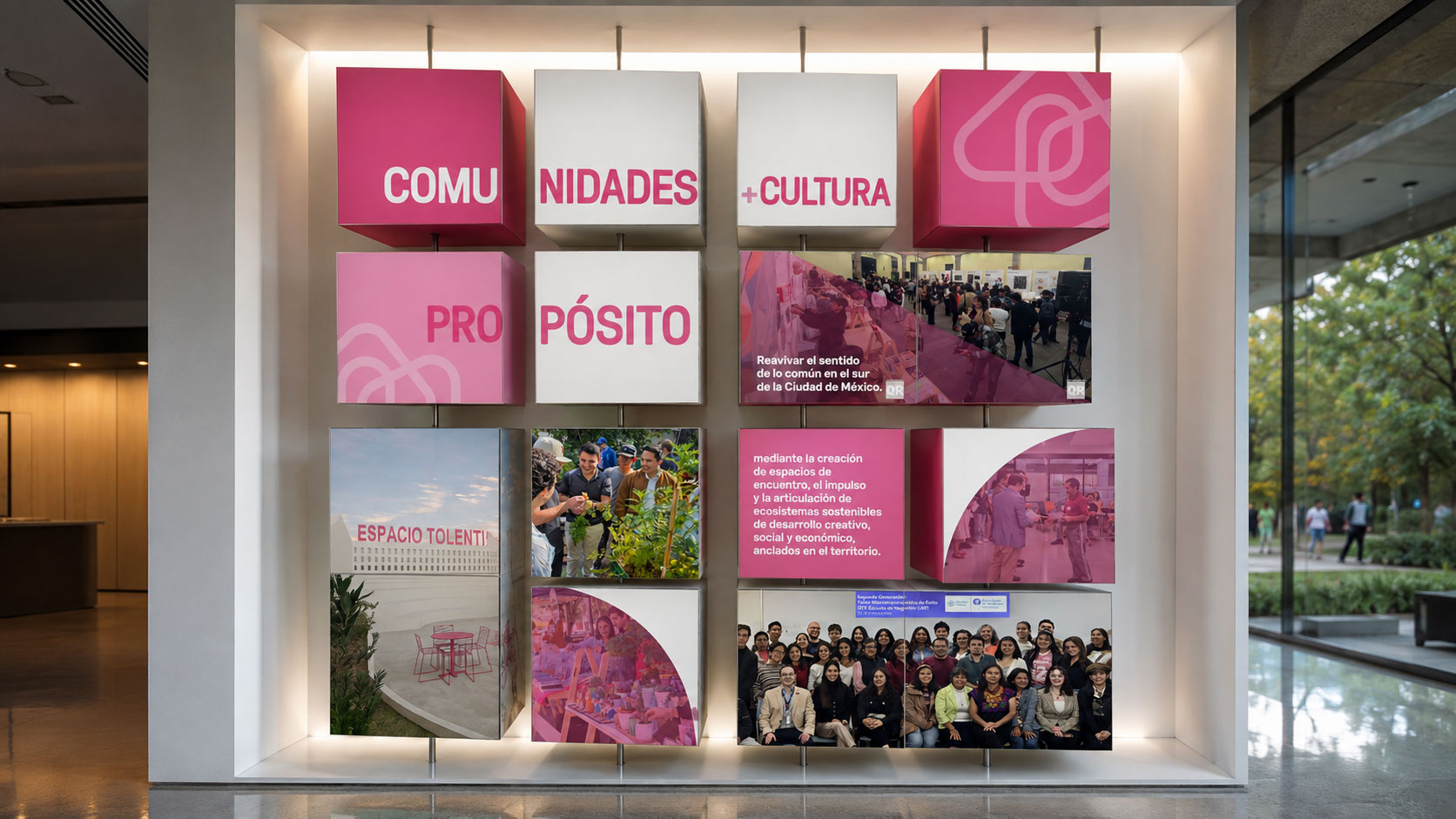 Cubos rosas colgantes con los mensajes "Comunidades y Cultura" y "Propósito" sobre fotografías de personas