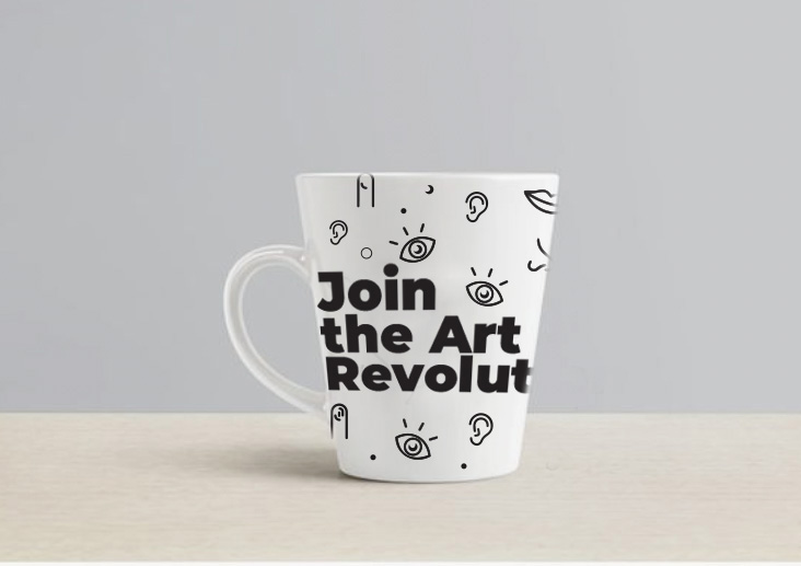 Taza latte blanca con íconos de contorno negros de ojos y orejas y el texto «Join the Art Revolution»