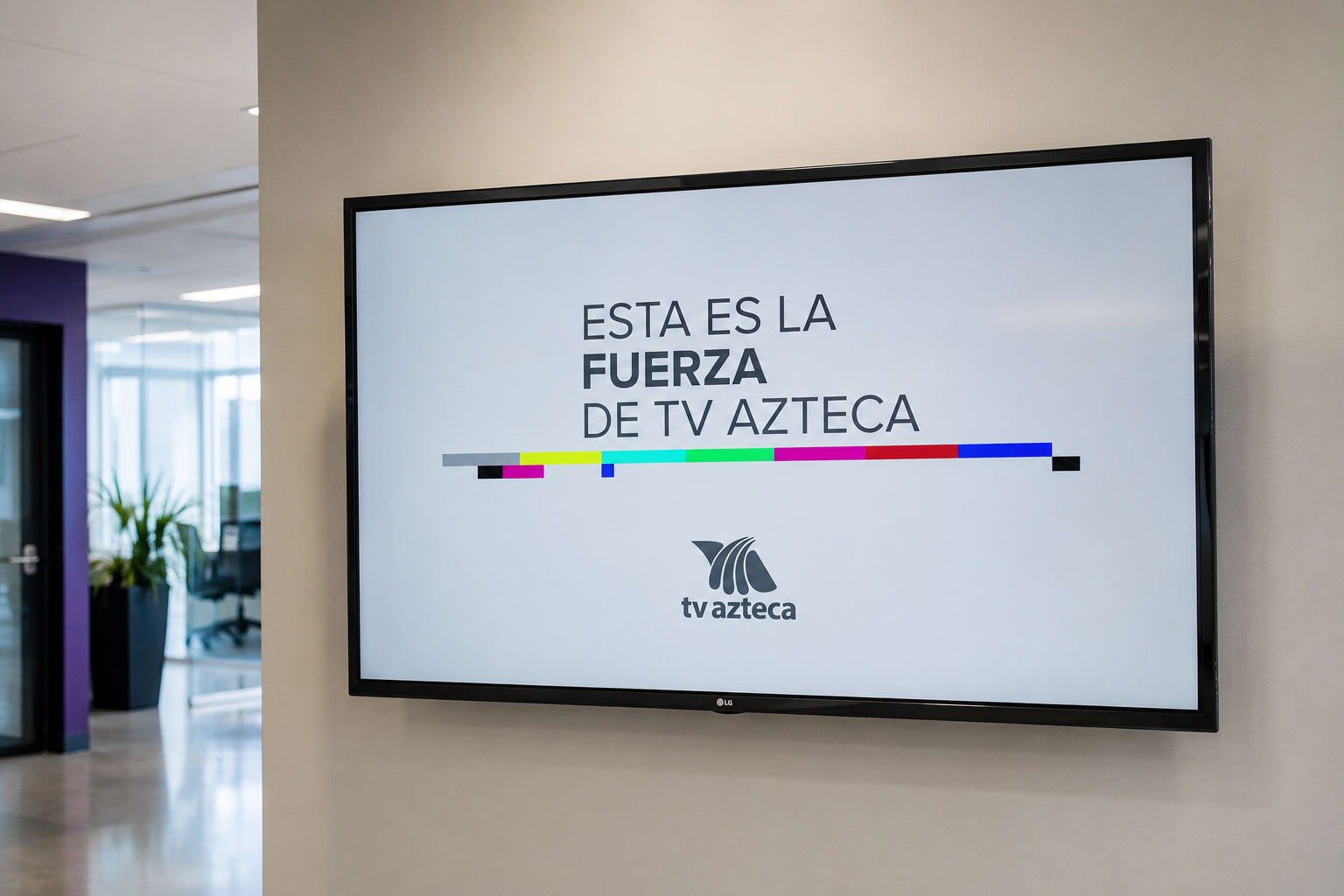 Pantalla de oficina con el mensaje "Esta es la fuerza de TV Azteca" y el logo de TV Azteca